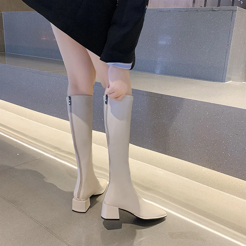 Modieuze korte knielange laarzen voor dames. Stijlvol en comfortabel, perfect voor elke gelegenheid. — foto 4