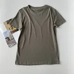 Camiseta base solta em algodão e linho, gola redonda, cor sólida, tecido slub de algodão, leve e respirável, perfeita para o dia a dia. — foto 2