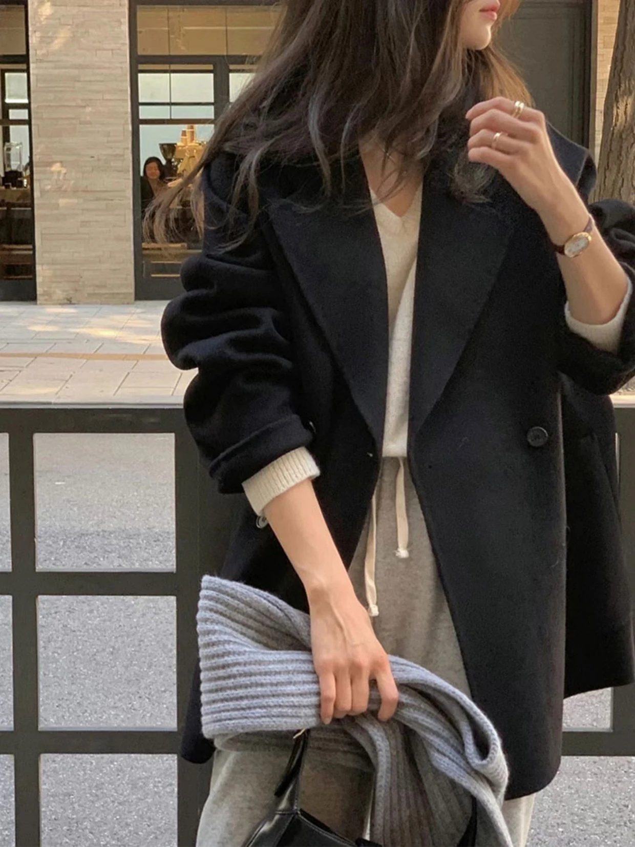 Casaco de cashmere reversível de cor sólida para terno. Desfrute de calor, versatilidade e estilo elegante com esta peça de roupa sofisticada. — foto 4