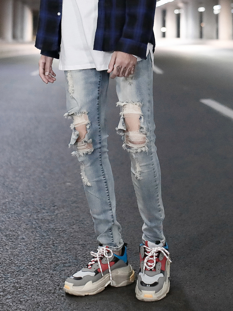Calça jeans masculina azul, lavada e rasgada, com joelhos danificados. Estilo moderno e confortável, perfeita para um visual casual e despojado. — foto 13