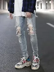 Calça jeans masculina azul, lavada e rasgada, com joelhos danificados. Estilo moderno e confortável, perfeita para um visual casual e despojado. — foto 13