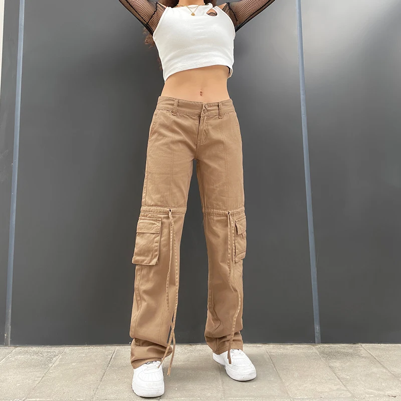 Calça jeans feminina reta, slim, com bolsos e cintura com cordão, lavagem que confere um visual utilitário moderno e confortável. — foto 4
