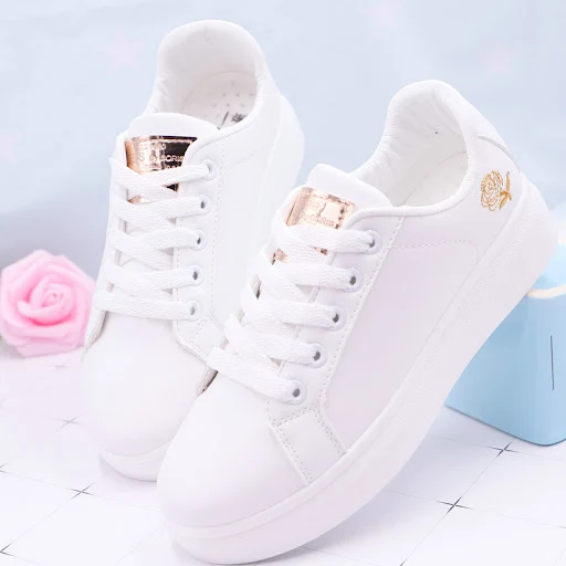 Title 15, Witte damesschoenen met rozen, perfect om stijl...