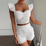 Conjunto feminino de shorts com suspensórios e renda. Conforto e elegância para um visual charmoso, ideal para dias quentes e eventos. — foto 2