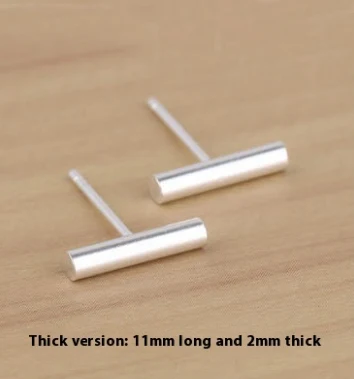 Brincos de haste minimalistas, pequenos e temperamentais, com efeito martelado. Brincos modernos e estilosos para um visual elegante e sofisticado. — foto 7