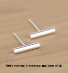 Brincos de haste minimalistas, pequenos e temperamentais, com efeito martelado. Brincos modernos e estilosos para um visual elegante e sofisticado. — foto 7