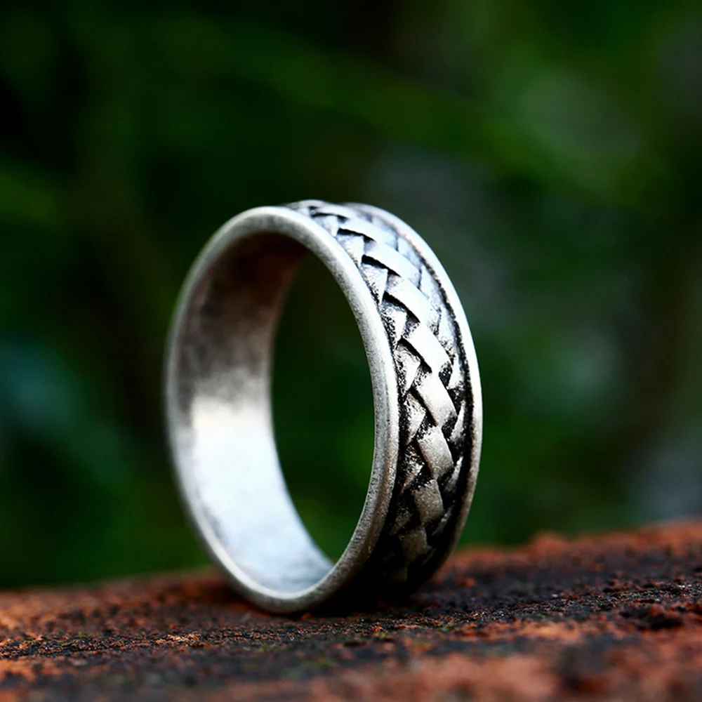 Anel feminino de aço inoxidável fashion, elegante e resistente, ideal para uso diário ou como presente especial. — foto 4