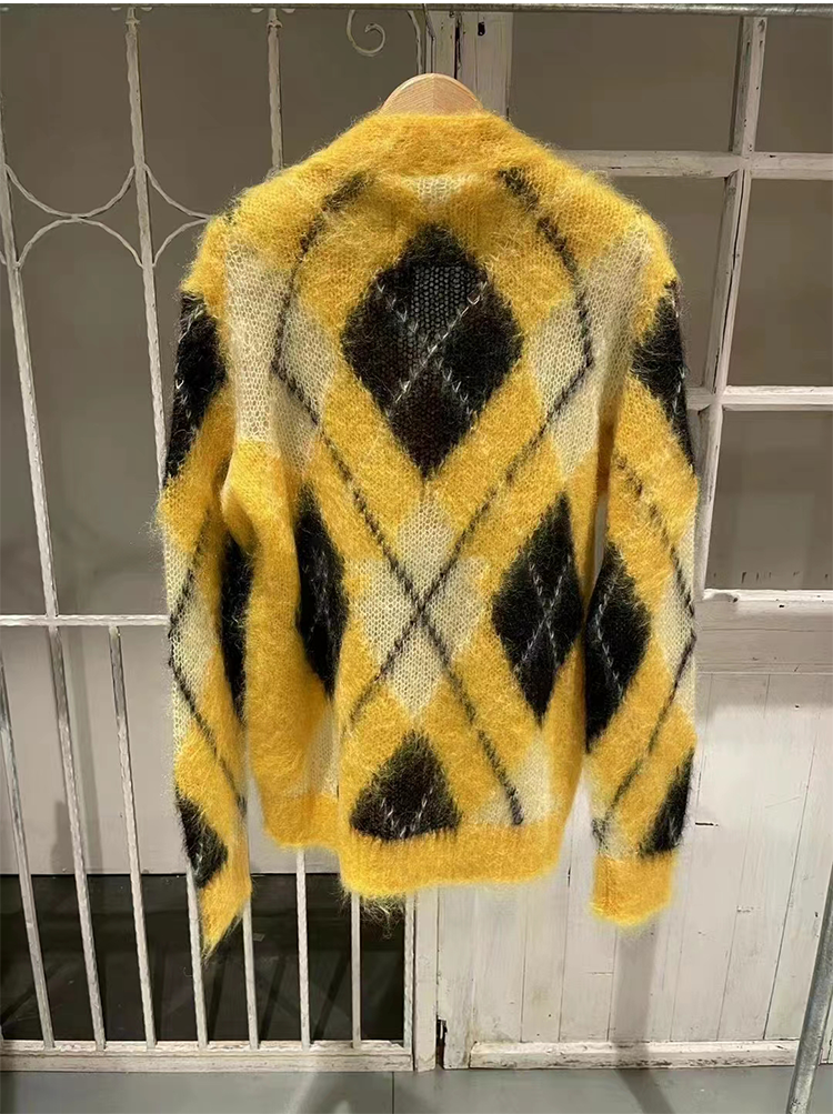 Suéter de tricô de mohair com diamantes e cores soltas, perfeito para um visual elegante e confortável. Ideal para o inverno. — foto 3