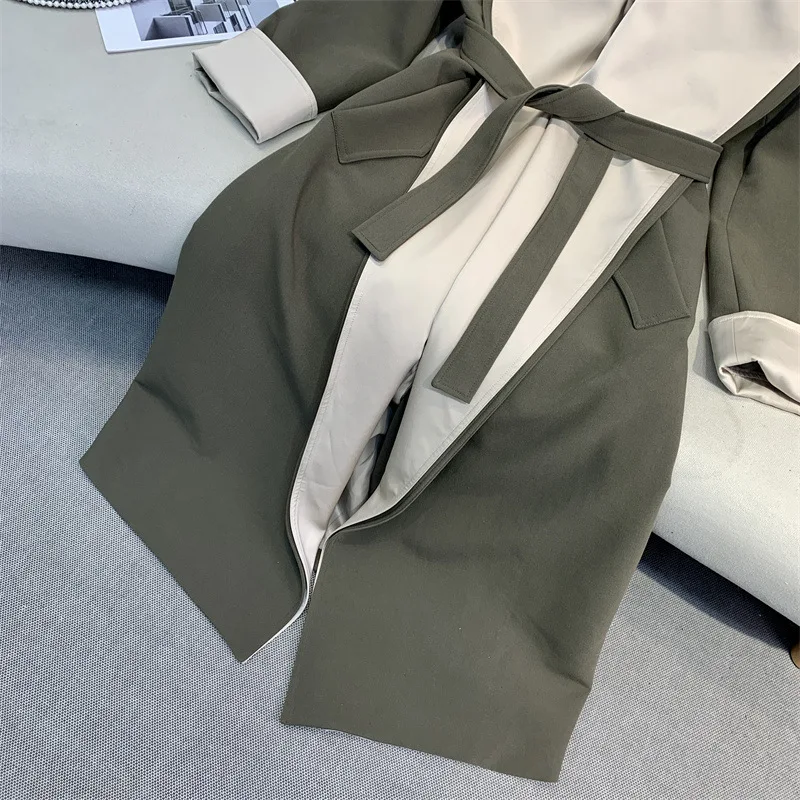 Cappotto di nicchia con design a silhouette lunga, antivento a contrasto di colore finto a due pezzi. Look alla moda e protezione dal vento. — foto 6