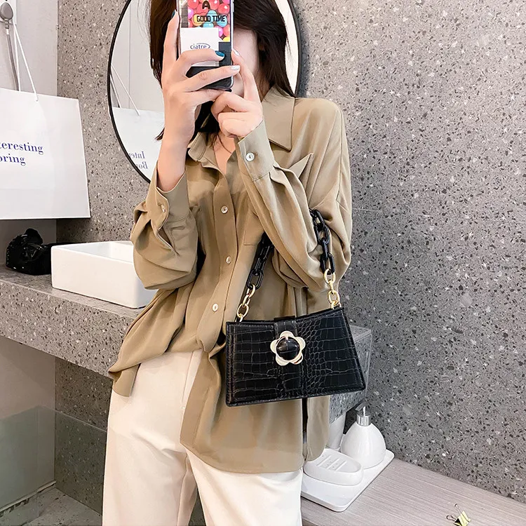 Bolsa de ombro com estampa de crocodilo, elegante e versátil. Corrente grossa para um toque moderno e sofisticado. — foto 4