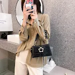Bolsa de ombro com estampa de crocodilo, elegante e versátil. Corrente grossa para um toque moderno e sofisticado. — foto 4