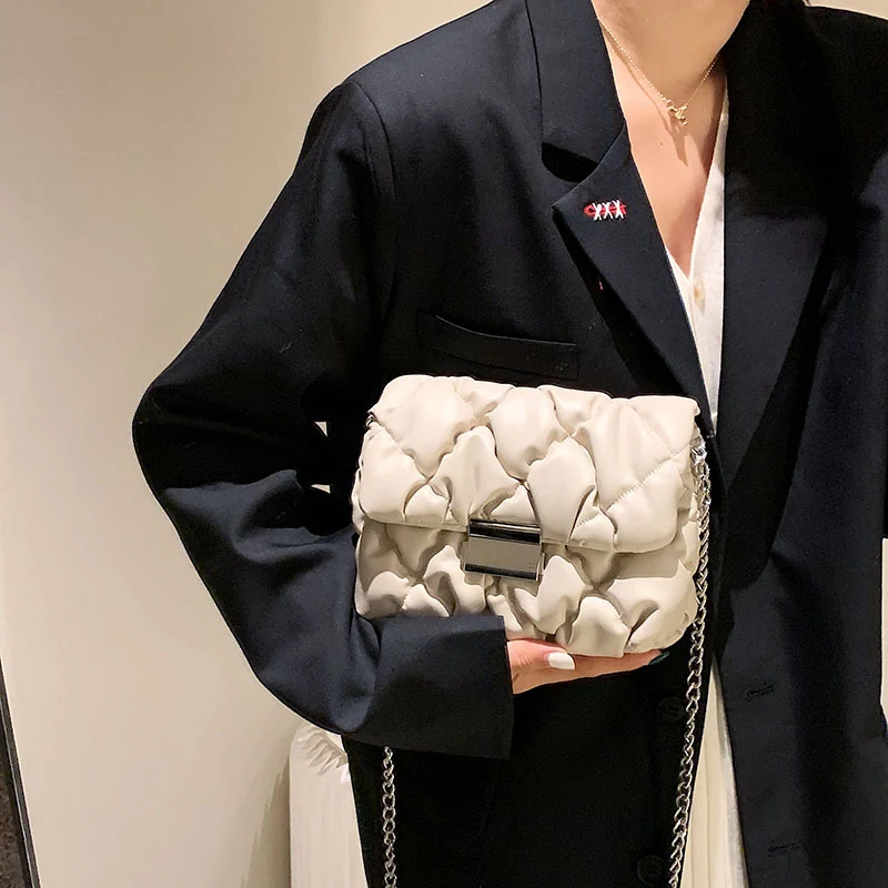 Bolsa Messenger Feminina Estilo Western com Corrente, Lock Pleated Chic, Ideal para um Visual Moderno e Sofisticado, Perfeita para Sair. — foto 8