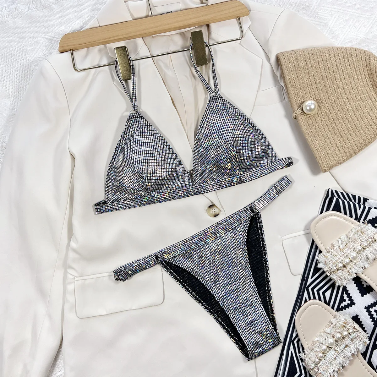 Siyah düz renk bölünmüş bikini mayo, plajda veya havuzda şık görünüm için ideal, rahat ve trend, yaz için mükemmel. — Fotoğraf 2