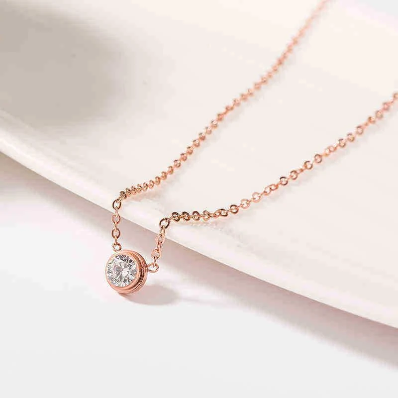 Mini Colar de Aço Titânio Feminino. Design elegante e resistente para uso diário. Um acessório perfeito para complementar seu visual com sutileza. — foto 3