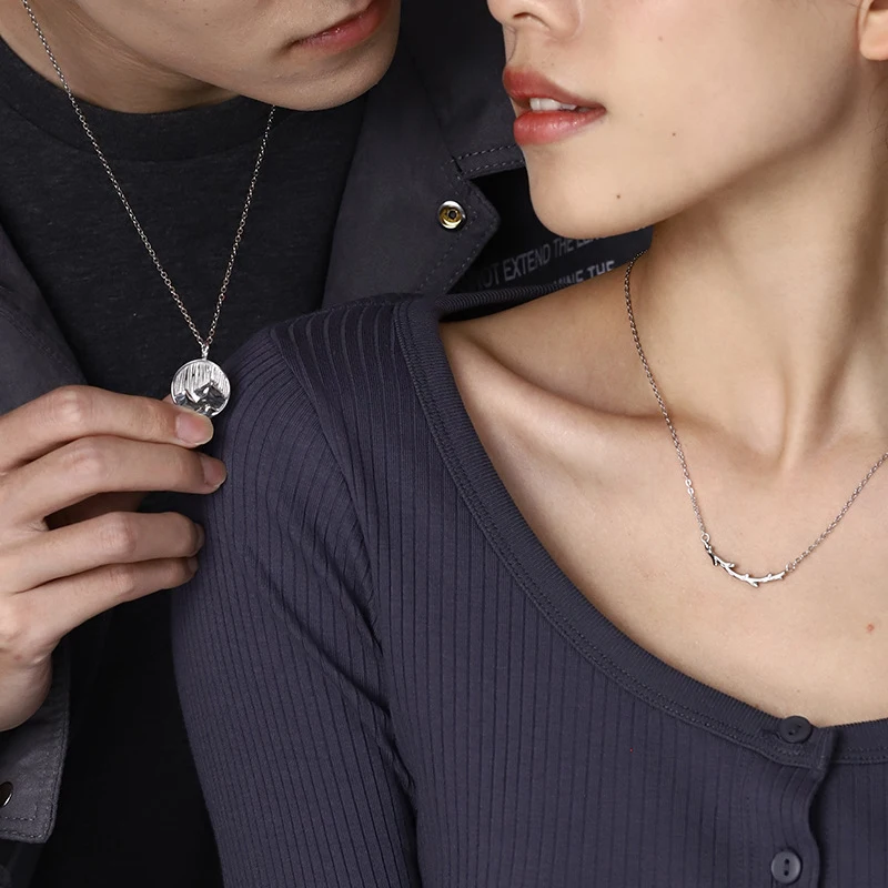 Colar Pingente para Casal Design Original Presente Perfeito Um Símbolo de Amor Duradouro Joia Única para Celebrar a Conexão Especial entre Vocês Dois — foto 12