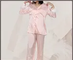 Conjunto de pijama de seda para mulheres. Conforto e elegância para suas noites. Durma com luxo e sinta a suavidade da seda em sua pele. — foto 4