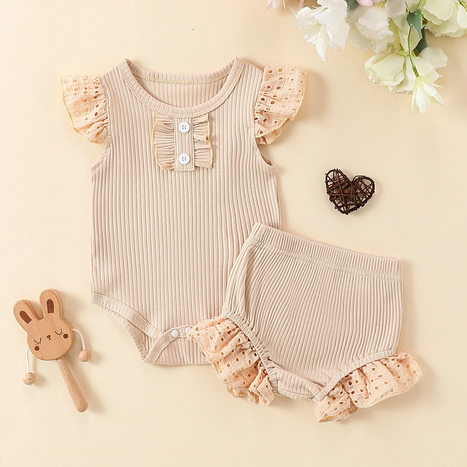 Conjunto de shorts de algodão com mangas flounce, botões e listras afundadas para meninas, ideal para dias de sol e calor. — foto 24