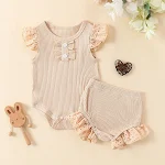 Conjunto de shorts de algodão com mangas flounce, botões e listras afundadas para meninas, ideal para dias de sol e calor. — foto 24