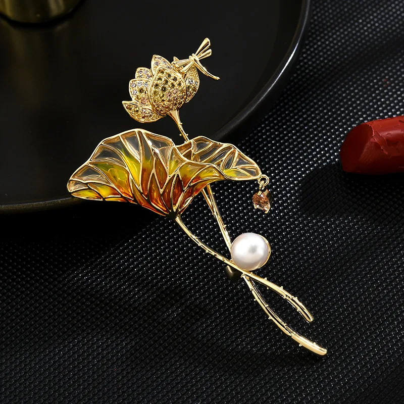 Broche feminino de alta qualidade "Lago de Lótus ao Luar", um acessório sofisticado para adicionar um toque de elegância ao seu visual. — foto 5