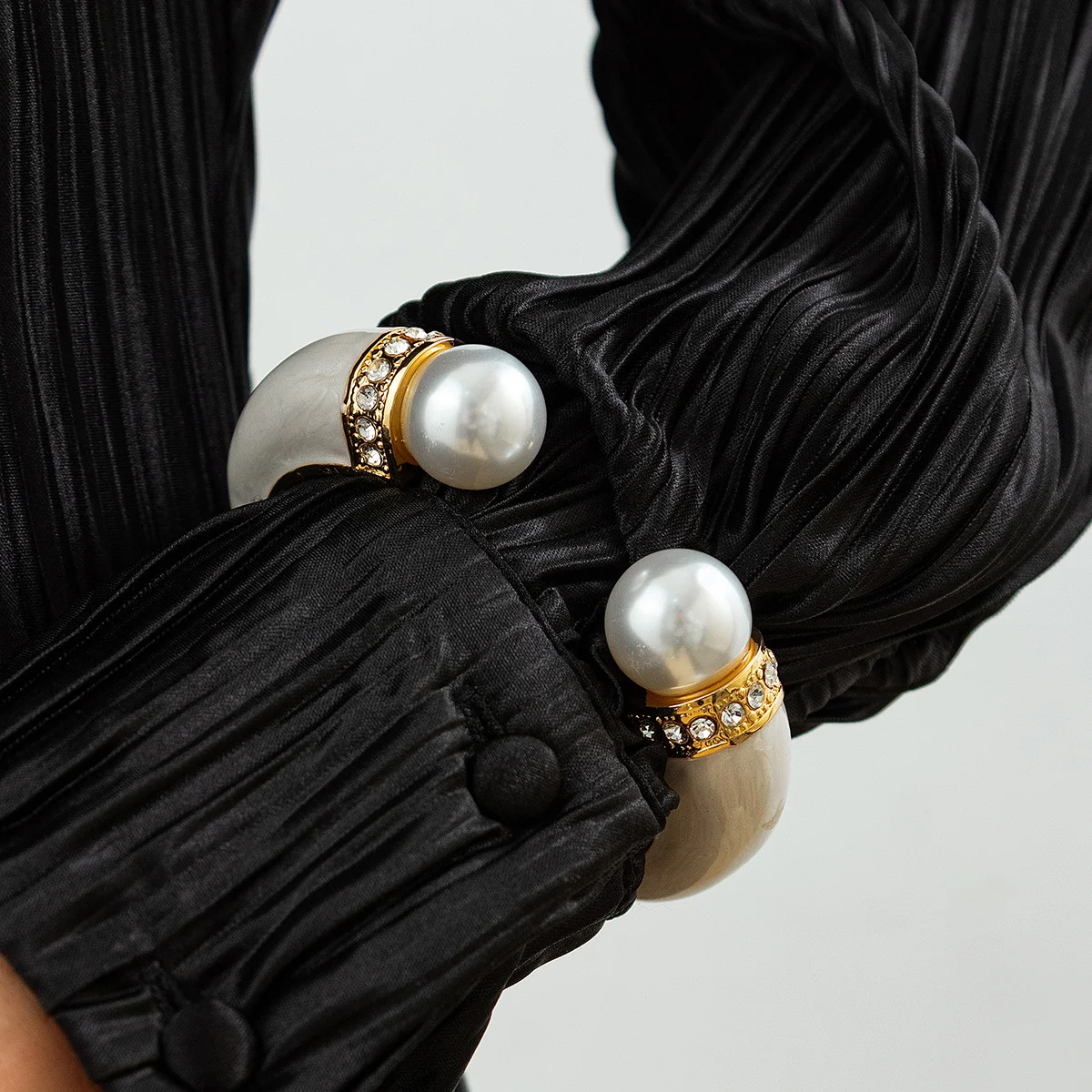 Pulseira Fashion Dopamina Primavera com Pérolas. Eleve seu estilo e humor com esta pulseira elegante e vibrante. Perfeita para a primavera. — foto 3