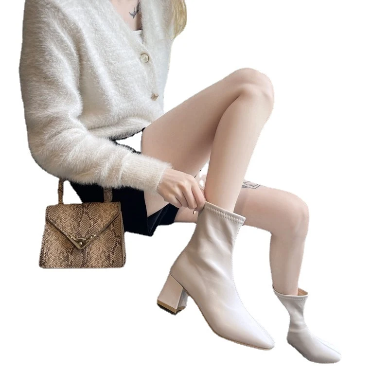 Title 2, Botas nude de salto alto fino em couro macio, b...