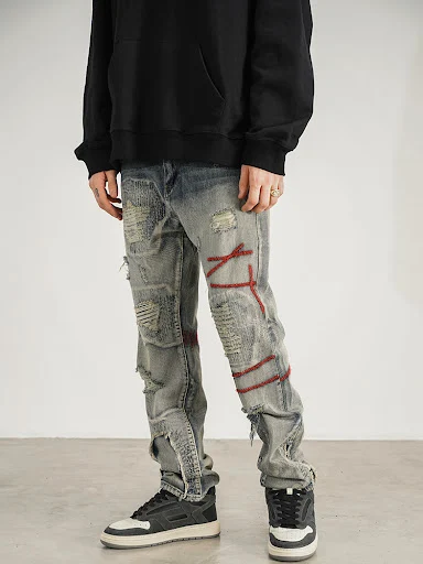 Title 6, Gerader Jeans mit roter Linie und Patches. Bequ...