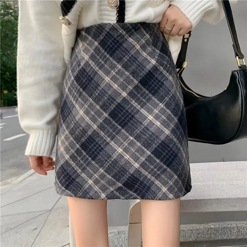 Saia Xadrez Feminina de Lã Cintura Alta para um Look Sofisticado. Modelagem que Valoriza a Silhueta e Oferece Conforto. Perfeita para diversas ocasiões. — foto 3