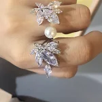 Anel feminino de pérola com design de gota d'água e abertura, perfeito para adicionar um toque elegante e único ao seu visual. — foto 16