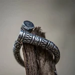 Anel Ajustável Aberto Totem Viking Vintage Masculino. Design nórdico autêntico. Use este anel para um visual único e marcante. — foto 5