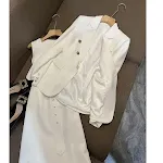 Completo da donna in due pezzi, giacca di temperamento, gonna e gilet bianchi. Un look sofisticato e versatile per un'eleganza senza tempo, perfetto per ogni occasione. — foto 3