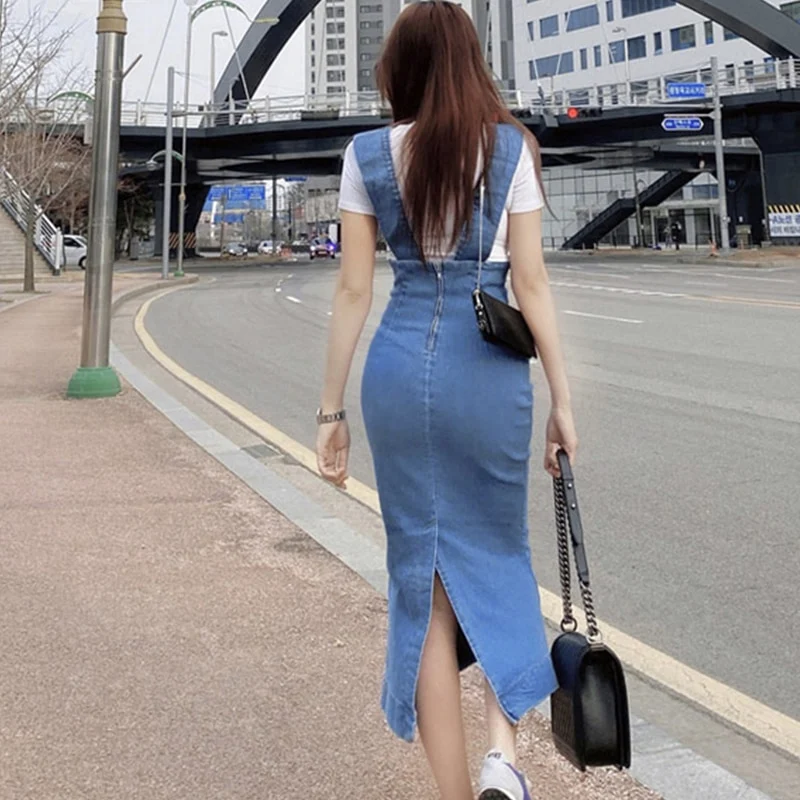 Yeni rahat stil, orta boy yırtmaçlı denim etek. Günlük kullanım için ideal, şık ve konforlu. Her tarza uygun çok yönlü bir parça. — Fotoğraf 3