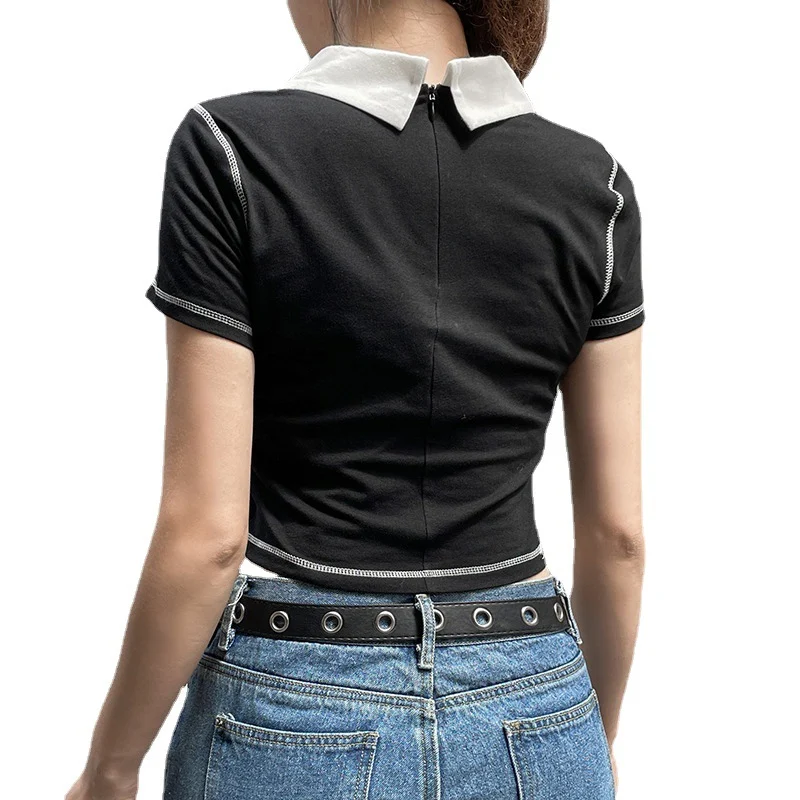 Camiseta casual de manga curta com costura contrastante e lapela combinada — foto 1