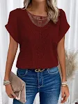 Zomerse dames T-shirt met korte mouwen en open details Lichtgewicht en ademende kleding voor warme dagen. Stijlvol en comfortabel de zomer door. — foto 9