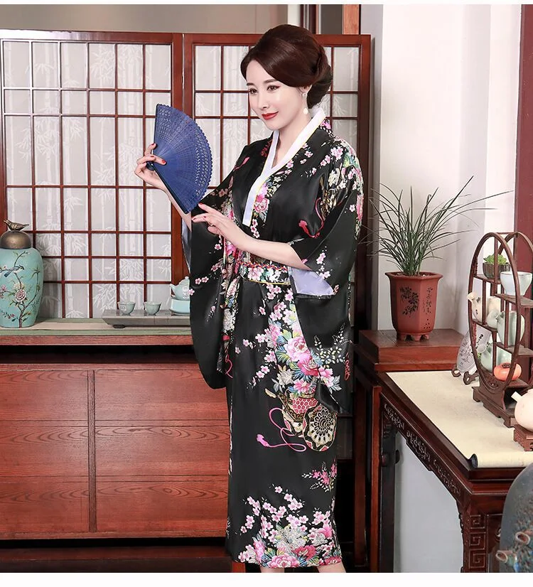 Title 11, Nieuwe zomerse zijden nachtjapon met kersenbloe...
