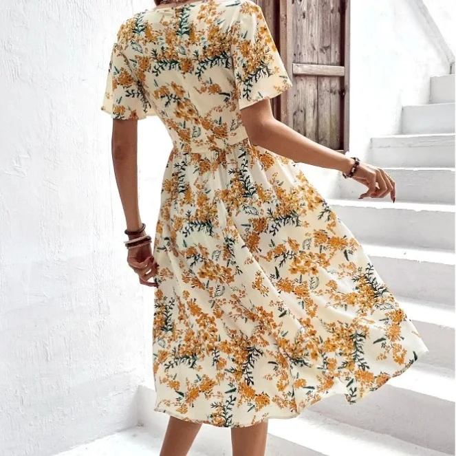 Dameskleding Bohemien jurk met elegante bloemenprint, kant en vetersluiting, ideaal voor lente en zomer. Een stijlvolle keuze. — foto 10