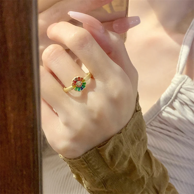 Anel feminino de girassol colorido com adorno de arco-íris. Joia vibrante e charmosa, perfeita para presentear e adicionar estilo ao seu visual. — foto 8
