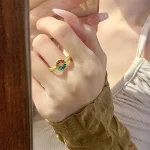 Anel feminino de girassol colorido com adorno de arco-íris. Joia vibrante e charmosa, perfeita para presentear e adicionar estilo ao seu visual. — foto 8