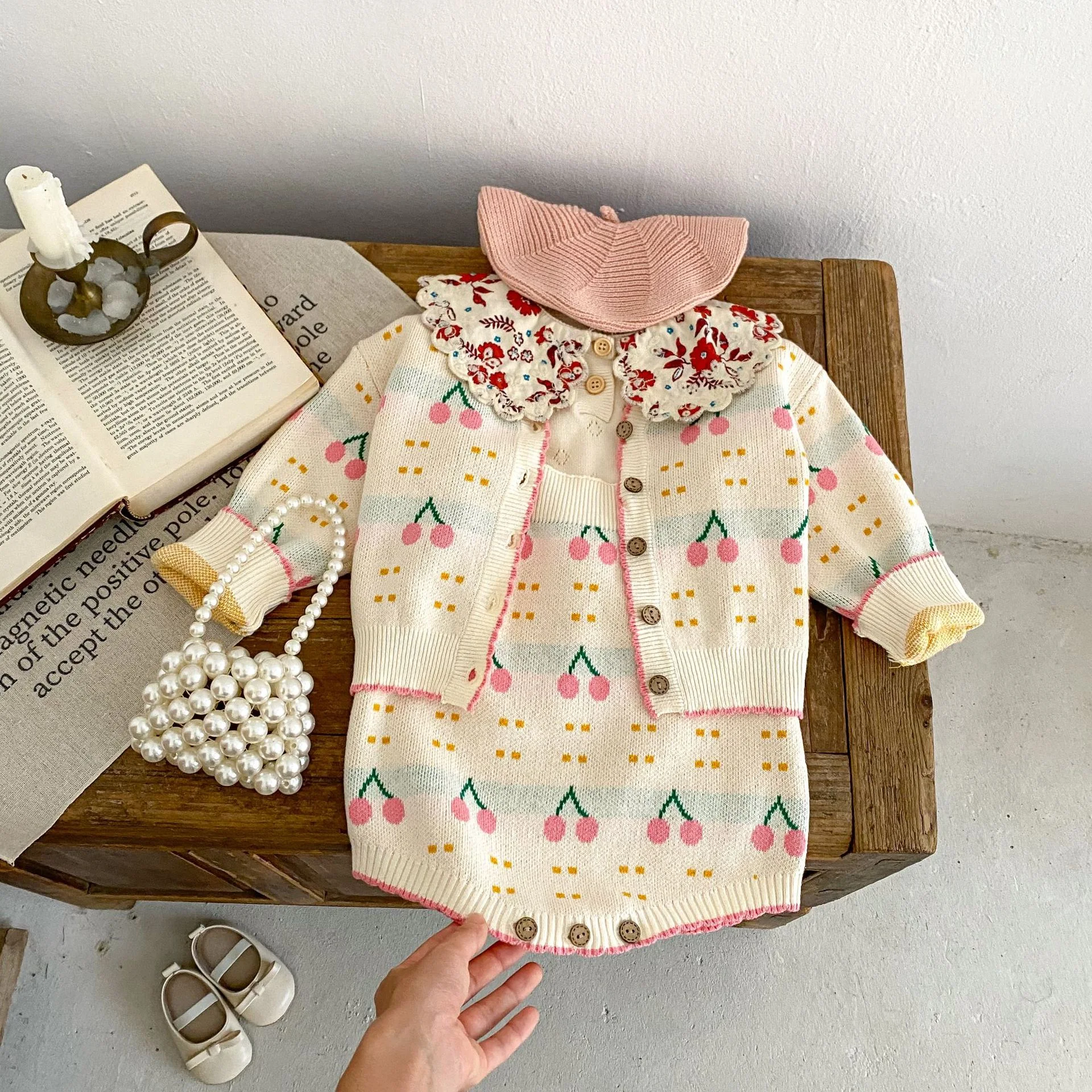Abrigo de punto con estampado de cerezas, versátil y encantador. Perfecto para cualquier ocasión, un abrigo que combina calidez y estilo a la perfección. — foto 6