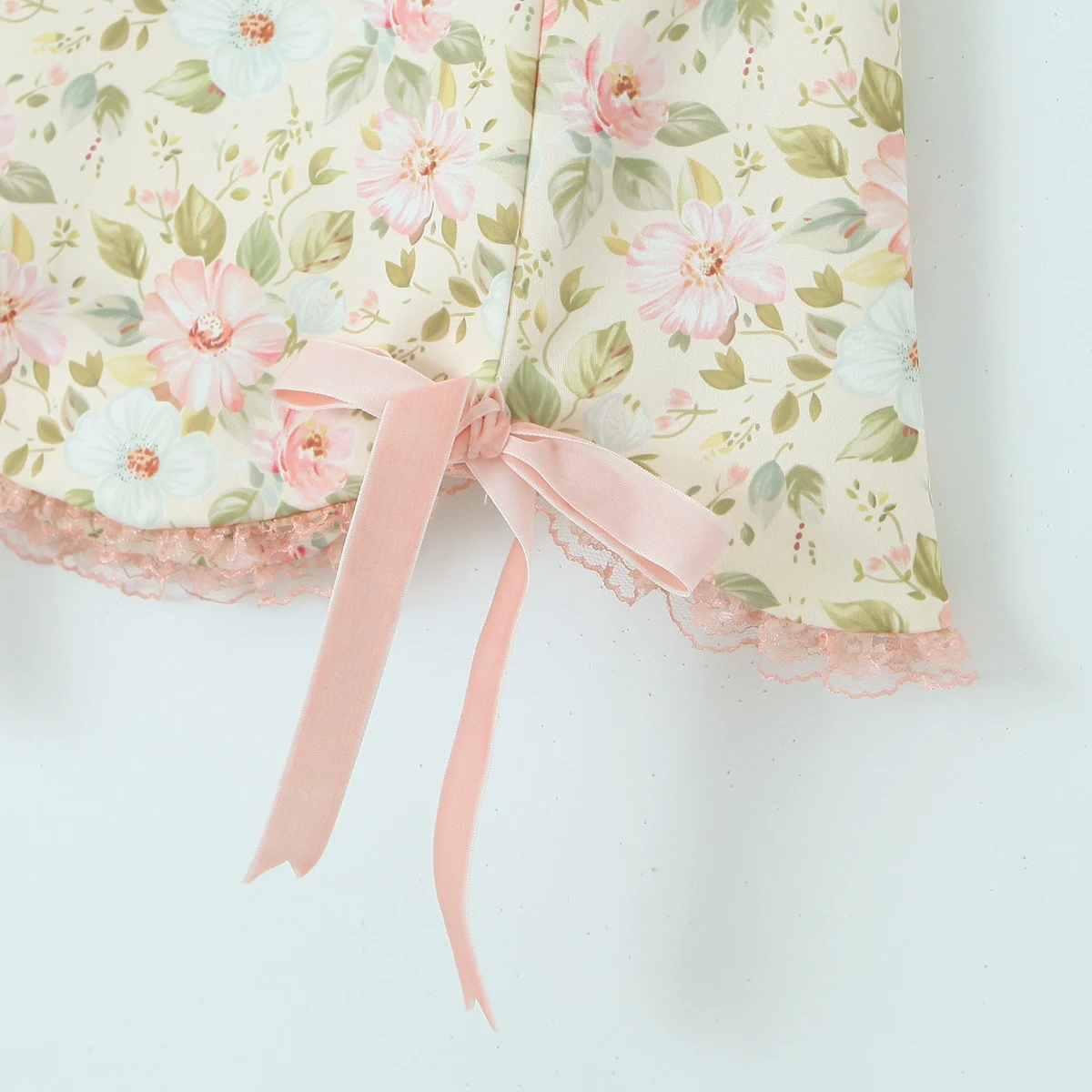 Conjunto feminino doce com estampa, duas peças, camisola e saia curtas de renda pura com cadarço, para um visual charmoso. — foto 1