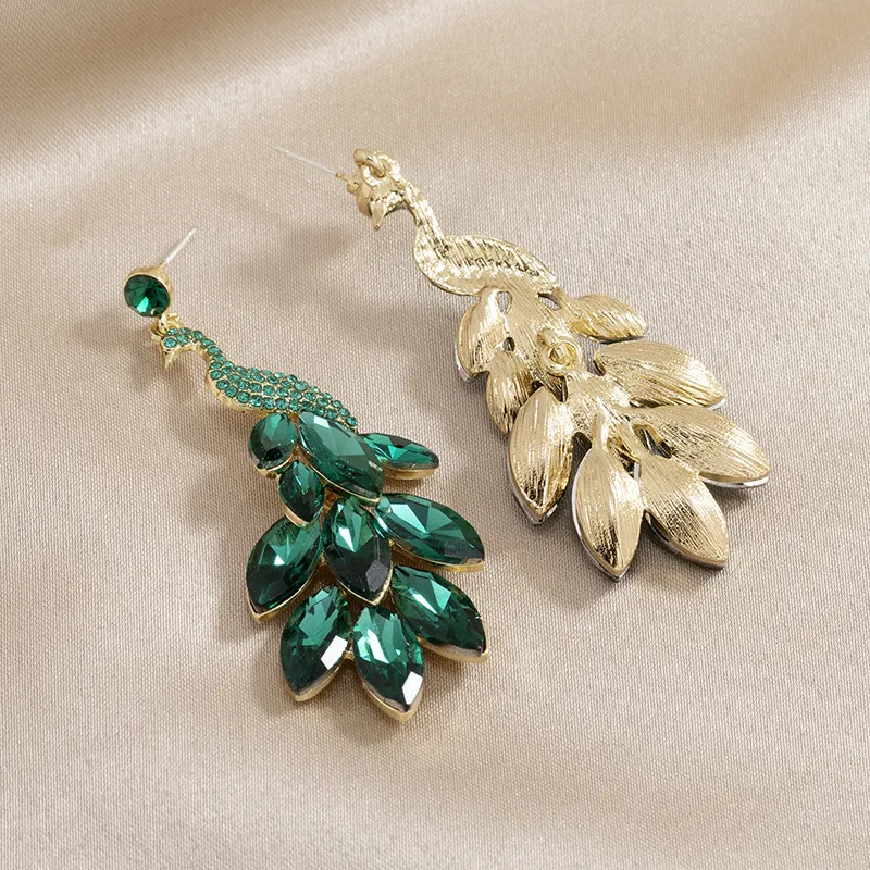 Brincos de pavão retrô com cristais e diamantes, um acessório de moda elegante e charmoso para complementar seu visual, perfeitos para eventos. — foto 6