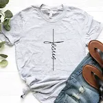 T-shirt da donna comodo ed elegante, perfetto per l'uso quotidiano. Traspirante, morbido al tatto, ideale per ogni occasione. — foto 1
