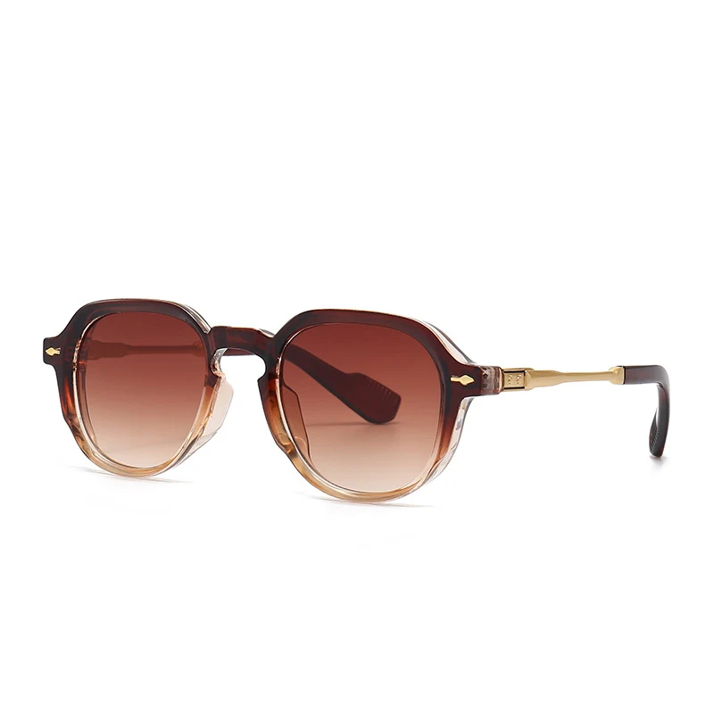 Trendy Street Photo Modern Charm Retro Sunglasses. Stylish retro design for everyday wear, ideal for street photography — photo 13