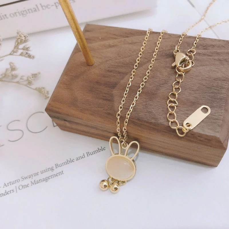 Colar feminino de coelho de opala com corrente de clavícula. Um acessório encantador para mulheres, adicionando delicadeza e estilo ao visual. — foto 5