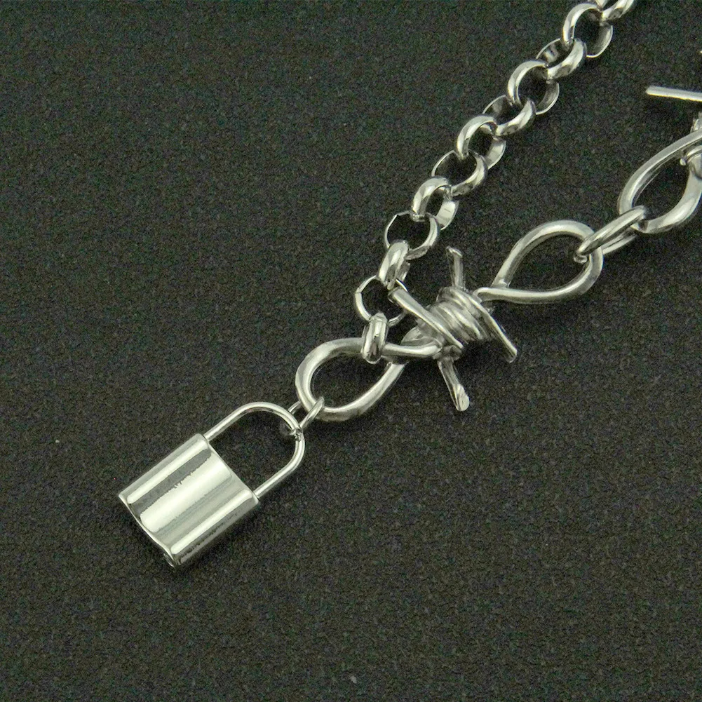 Colar feminino com pingente de cruz 3D prata, fecho espinho, metal. Design moderno e elegante para mulheres que buscam estilo e sofisticação. — foto 6