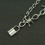 Colar feminino com pingente de cruz 3D prata, fecho espinho, metal. Design moderno e elegante para mulheres que buscam estilo e sofisticação. — foto 6