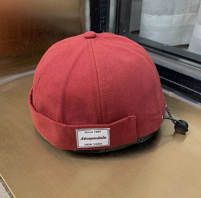 Cappello da proprietario senza patch sulla tesa, protegge dal sole con stile e comfort, perfetto per ogni occasione. — foto 3