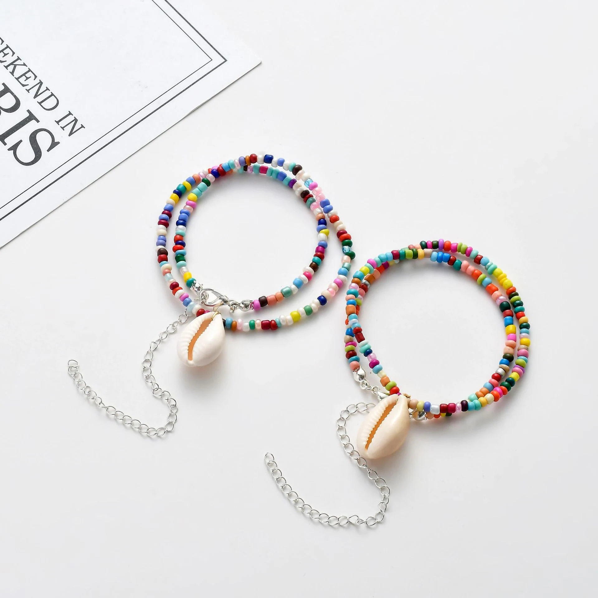 Colar curto boêmio com miçangas de arroz coloridas e concha, estilo étnico. Corrente para clavícula. Um acessório de verão vibrante. — foto 3