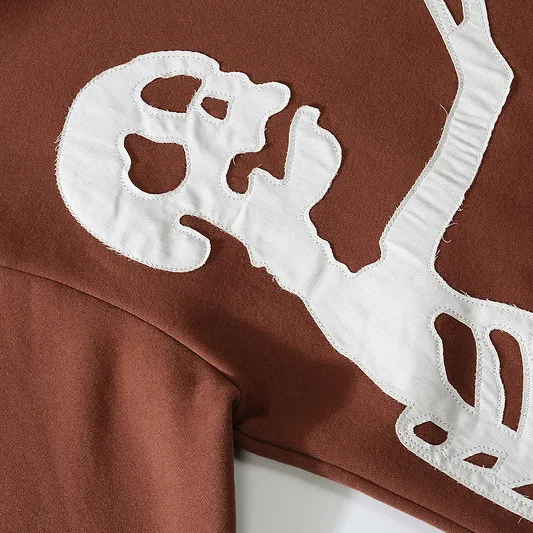 Skull Bone Patch Panel Hooded Sweatshirt for a bold and comfortable style. Ideal for a striking, modern look. Experience — photo 3