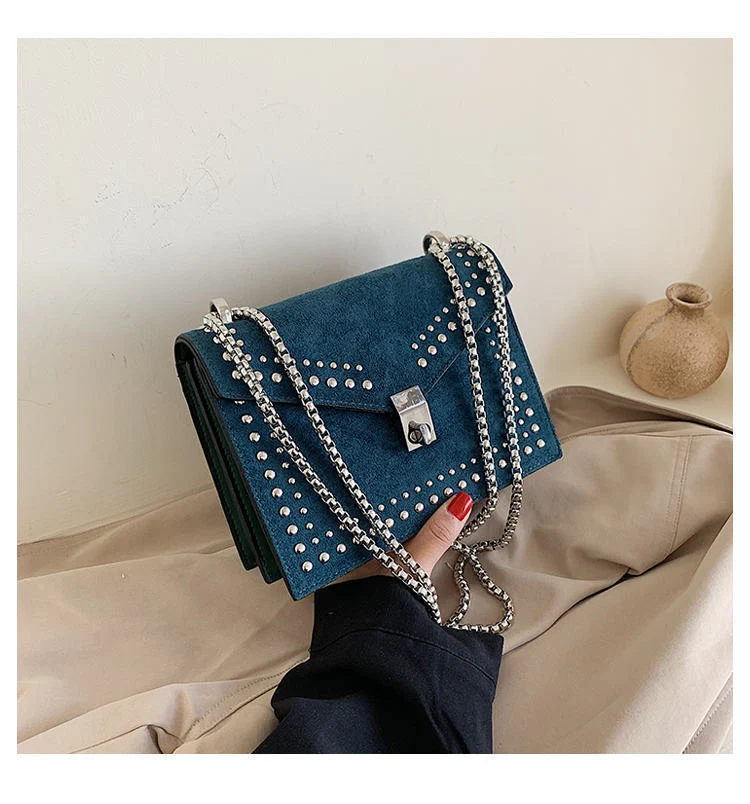 Bolsa feminina nova, corrente, rebites foscos. Messenger de um ombro só, popular, retrô, pequena e quadrada. Perfeita para looks estilosos. — foto 1