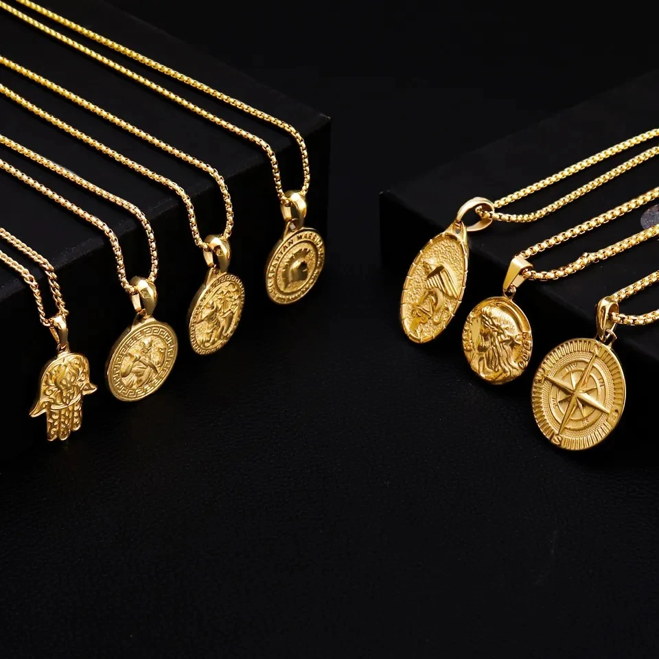 Colar com pingente de bússola masculina em aço inoxidável banhado a ouro 18K. Um símbolo de direção e estilo atemporal. — foto 16